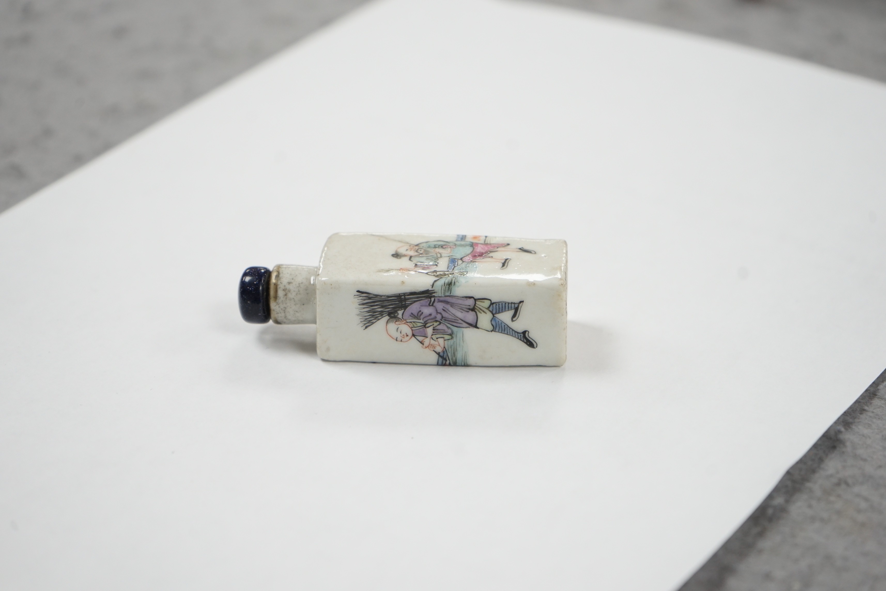A Chinese square famille rose snuff bottle, Tongzhi mark, late 19th century, 6.4cm high